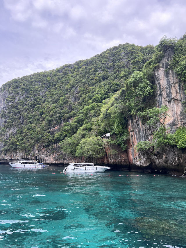 เกาะพีพี…สวรรค์กลางอันดามัน 🌴