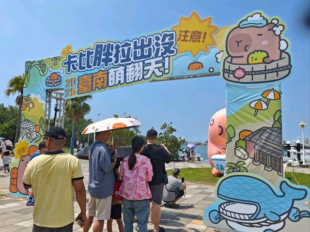 安平港灣的最萌療癒擔當#安平漁人碼頭「2025卡比胖拉出沒注意！臺南萌翻天」-臺南市安平區