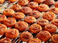 “Golden Harvest: Persimmon Season in Wutong Town”