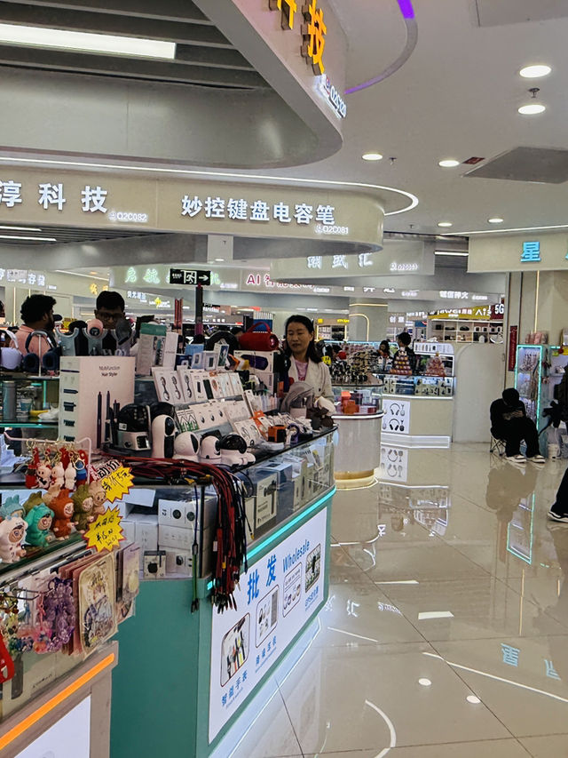 來深圳怎能錯過華強北， 一個高科技的旅游勝地
