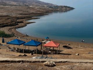 在巴勒加省的死海獨特水域中漂浮