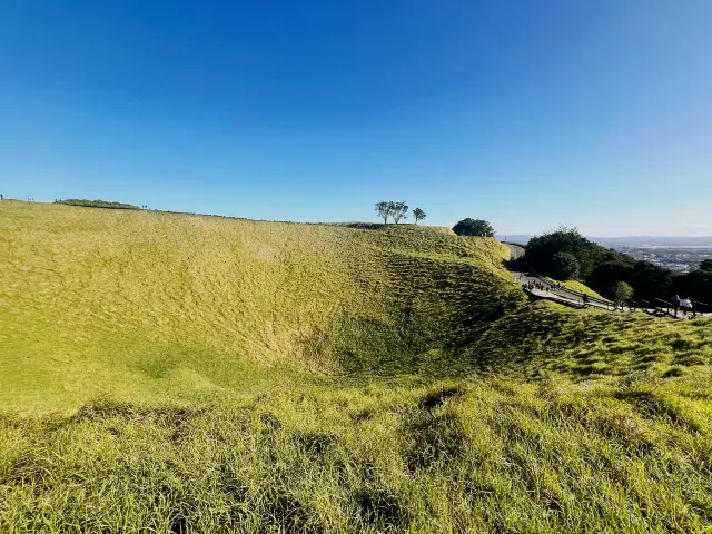 Crater Calm & City Crown
