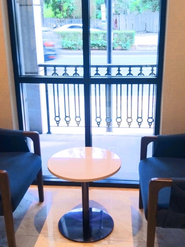 คาเฟ่สไตล์ชิโนโปตุกีสแบบโมเดิร์น