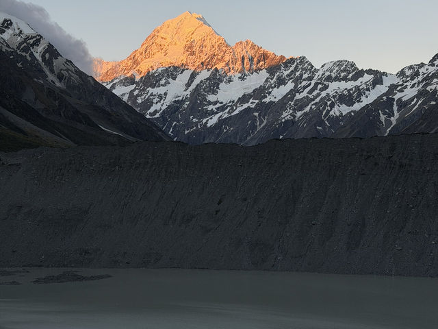 夕陽に照らされるマウントクック