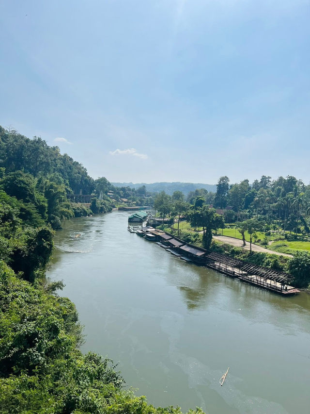 นั่งรถไฟเที่ยวเส้นทางรถไฟสายมรณะ จ.กาญจนบุรี นั่งรถไฟเที่ยวเส้นทางรถไฟสายมรณะ จ.กาญจนบุรี