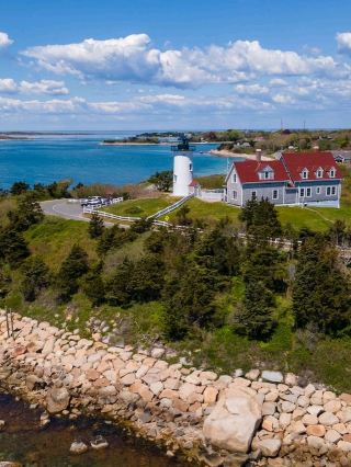 漁船とフェリーが行き交う、ケープコッドののどかな海辺