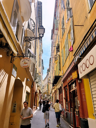 The Ultimate Guide to Old Nice: A Recommended Walking Route for Morning Markets, Food, Cafes, and Vintage Shops.