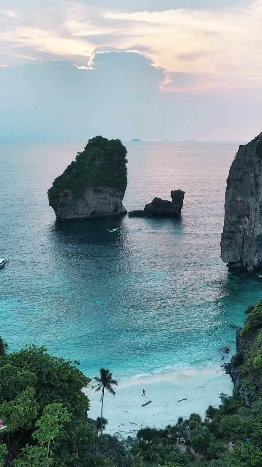 Nui Bay, Thailand 🇹🇭: The Ultimate Slice of Paradise in Koh Phi Phi 🦅🌅🏝️
