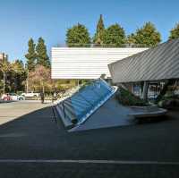 OCMA：🎨  Thom Mayne 打造的藝術殿堂，免費享受藝術與建築之美！