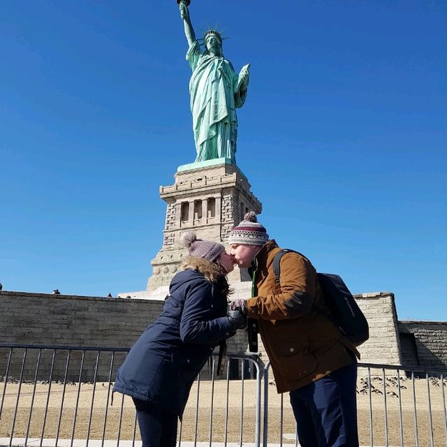 🗽🍎 The Iconic Statue of Liberty: New York's Timeless Symbol! 🌟