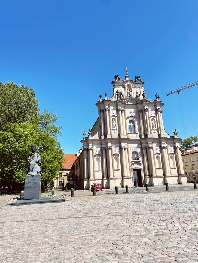【ポーランド🇵🇱の首都ワルシャワのランドマーク”ニコラウスコペルニクス等の像が並ぶ通り】