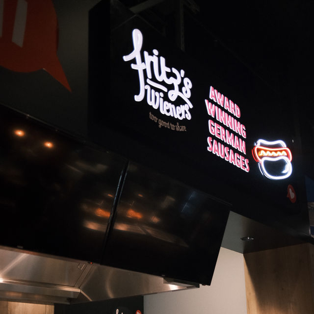 CHRISTCHURCH’S BUSTLING NIGHTLIFE RIVERSIDE MARKET 