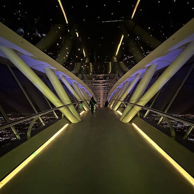 Sky-High Wonders: The Kingdom Tower Sky Bridge Experience 🌆✨