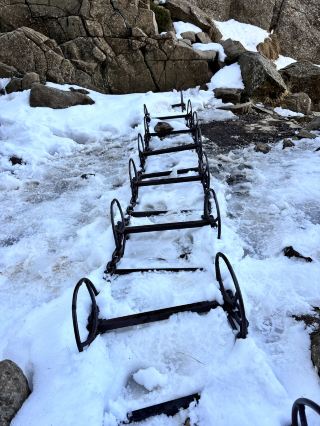 在Drakensburg 這個南非的野性淨土，自駕跨越壯美山巒，徒步穿梭石坡古道，每一刻都像是置身世界邊緣！今次行程精選了Sentinel Peak Hike，以及全球最高之一的圖蓋拉瀑布——無論你是登山初哥還是追求刺激的登山老手，都一定會心跳加速。特別推薦via Ferrata（鐵索攀登路線），親身試過絕對值得一讚：安全裝備齊全，真正讓你在懸崖邊體會到“人在自然面前渺小又無限”的震撼。

Drakensburg Tugela Fall hike行程重點盤點：

📍 Sentinel Peak Hike  
地址：South Africa  
開放時間：全年，全日營業  
這裡是Drakensberg山脈最著名的徒步路線之一，沿途經過壯麗高原和峭壁，頂峰視野打開無盡的山丘和雲海。如果你喜歡爬坡刺激，推介選擇via Ferrata這段路線，固定鐵索系統讓攀爬安全升級，也很適合初學者和有一點登山經驗的人。山頂強風和絕壁超壯觀，走到高處全是“打卡位”，建議帶夠防風外套＋能抓地的鞋。

📍 圖蓋拉瀑布（Tugela Falls）  
地址：皇家納塔爾國家公園, South Africa  
開放時間：全年，全日營業  
圖蓋拉瀑布是世界上最高的瀑布之一，五級跌水總高940米。步道沿途是連綿山景，走到瀑布近處有群山雲霧環繞的感覺。如果天氣好可以見到陽光下的水霧彩虹。瀑布線路與Sentinel Peak Hike可接駁，整段大約需4-5小時徒步。提醒：路上多碎石和泥濘，下雨後更滑，記得防滑鞋和雨衣不可少。

行程小貼士（via Ferrata實用感受）：
1. 建議提前在當地登山協會或遊客中心確認via Ferrata路線是否開放，旺季人多可提前預約裝備。
2. 新手必穿安全帶，別逞強！整條鐵索攀登路線都設有固定扣環，熟悉使用方式更安心。
3. 路線部分需手腳並用，帶手套減少磨損感。
4. 雪季或雨季部分路段易結冰或打滑，出發前一定查當地天氣預報。

交通與餐飲小貼士：
- 最近主要城鎮是Estcourt或Winterton，建議自駕前往，山內偏僻不易叫車。
- 皇家納塔爾國家公園周邊有小型餐廳和B&B，午餐建議自備簡餐和能量棒。
- 水源建議自帶，即使瀑布附近有山泉，有時水質不穩。

實用話題推薦：  
#南非徒步 #極限自然打卡 #viaFerrata攀登 #圖蓋拉瀑布#drakensberg 