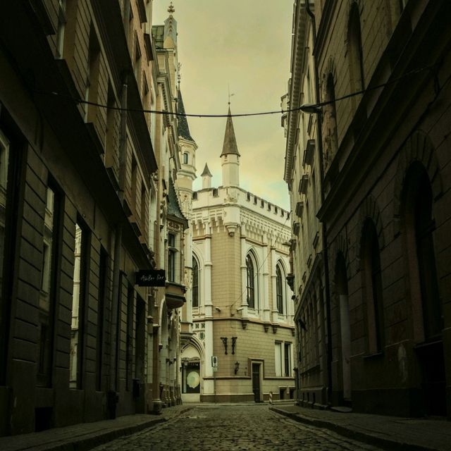 Riga’s Old Town Alleys — Where Time Slows Down 🕰️🌸