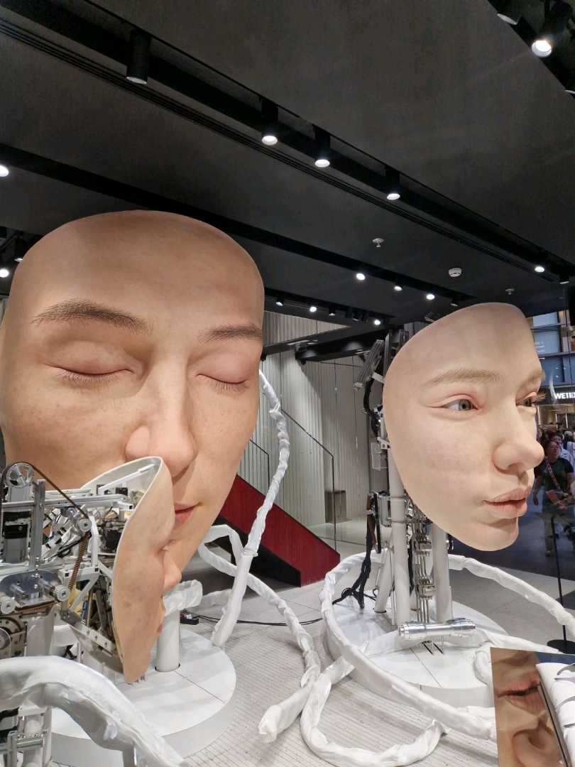 #你好萬聖節

1. 🌉 外灘

* 經典之選，名不虛傳－漫步江畔，欣賞天際線，捕捉上海的璀璨夜景。

2. 🏯 豫園及舊城區

* 傳統建築、燈籠點綴的街道、茶館和當地小吃。拍照和購買紀念品的絕佳去處🥮。

3. 🌿 法租界

* 綠樹成蔭的街道、歐式別墅、精品和溫馨咖啡館－歷史與現代生活的完美融合。

4. 🏙️ 上海中心大樓及浦東天際線

* 登上觀景台，飽覽城市全景，尤其是在日落或夜晚，景色更迷人🌇。

5. 🎮 秋葉原街機廳（上海流行文化景點）

* 遊戲中心、動漫主題商店、VR體驗館和主題咖啡館－老少皆宜，樂趣無窮🎮。

6. ☕ 新天地

* 步行街上遍布修復後的石庫門建築、時尚咖啡館、餐廳和酒吧——是用餐和傍晚漫步的絕佳去處🍷。

7. 🖼️ M50藝術區

* 位於改造後的工業區內的當代藝術畫廊——街頭藝術、工作室和展覽使其成為創意熱點🎨。

8. 🚤 黃浦江遊船

* 從水上欣賞歷史悠久的外灘和充滿未來感的浦東夜景——尤其在夜晚，景色令人嘆為觀止✨。

9. 🛍️ 南京路 & 淮海路

* 從豪華商場到特色小店，這裡是購物天堂。夜晚霓虹閃爍，活力四射，氛圍迷人，絕對不容錯過🛍️。

10. 🌸 靜安寺 & 玉佛寺

* 城市中心的靜謐寺廟－欣賞建築之美、靜謐的庭院和精美的佛像🕊️。

11. 🌙 石庫門酒吧 & 屋頂酒吧的夜生活

* 金色的黃昏和霓虹閃爍的夜晚：像 Flair 或 Bar Rouge 這樣的屋頂酒吧提供雞尾酒，並可欣賞令人難忘的城市天際線美景🍸。

12. 🎶 現場音樂 & 隱密咖啡館

* 探索法租界和靜安區小巷中隱藏的溫馨爵士酒吧、獨立音樂場所或主題咖啡館。

💛 上海融合了現代摩天大樓、歷史街巷和隱密的文化瑰寶。從霓虹閃爍的夜晚到靜謐幽雅的花園，這座城市的每個角落都訴說著故事，每條街道都獨具特色。