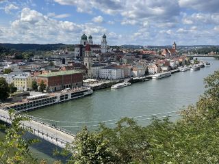 파사우(Passau)는 독일 바이에른주 동부에 위치하며, 도나우강(Donau), 인강(Inn) 그리고 일츠강(I.