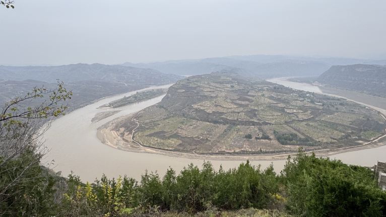 Join a one-day tour of Qiankun Bay, Liangjiahe, and Wen'anyi Ancient Town in a small group.