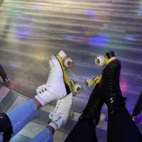 80’s vibes, roller skating, cocktails…OMG!