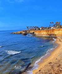 Sunset cliff magnificent scenery, enjoy the stunning scenery across the ocean.