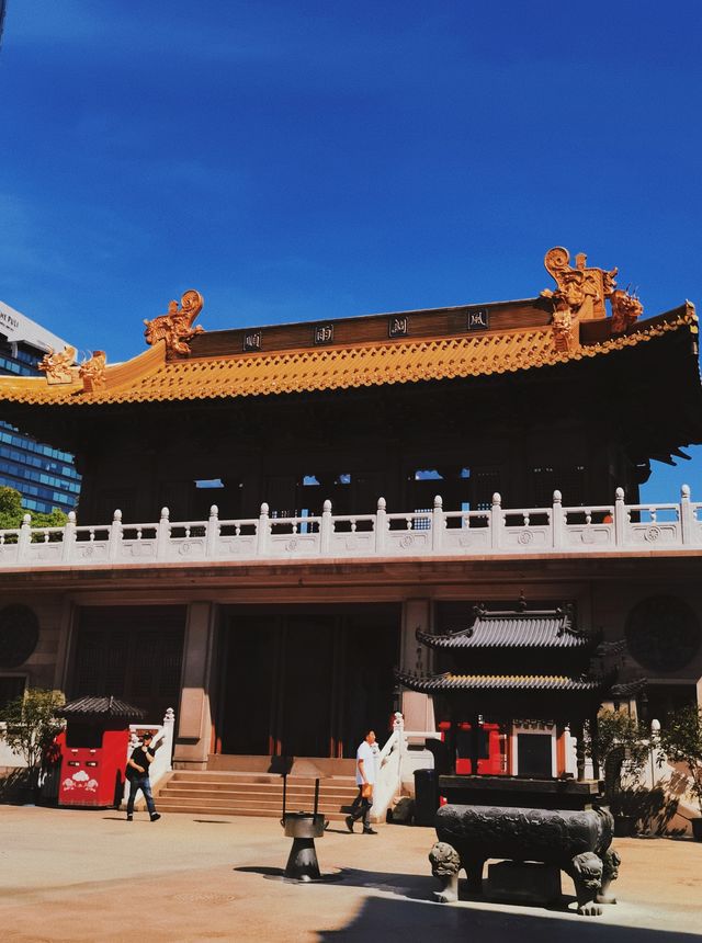 在全國醉貴的寺廟燒幾十塊的香，許幾千萬的願！