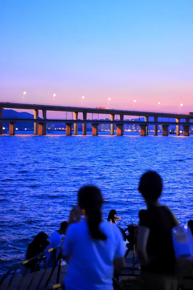 The ten-mile-long embankment is like a romance that walks out of the comics