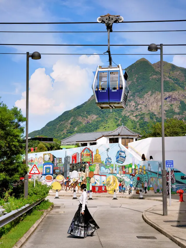 No kidding, when you come to Hong Kong, you must take a ride on the panoramic crystal cable car