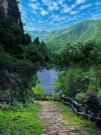 探秘青龍峽：絕美山水畫卷中的藍色奇潭