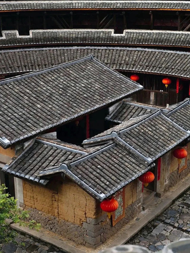 Harmony in Clay: Exploring Fujian Tulou 🏯