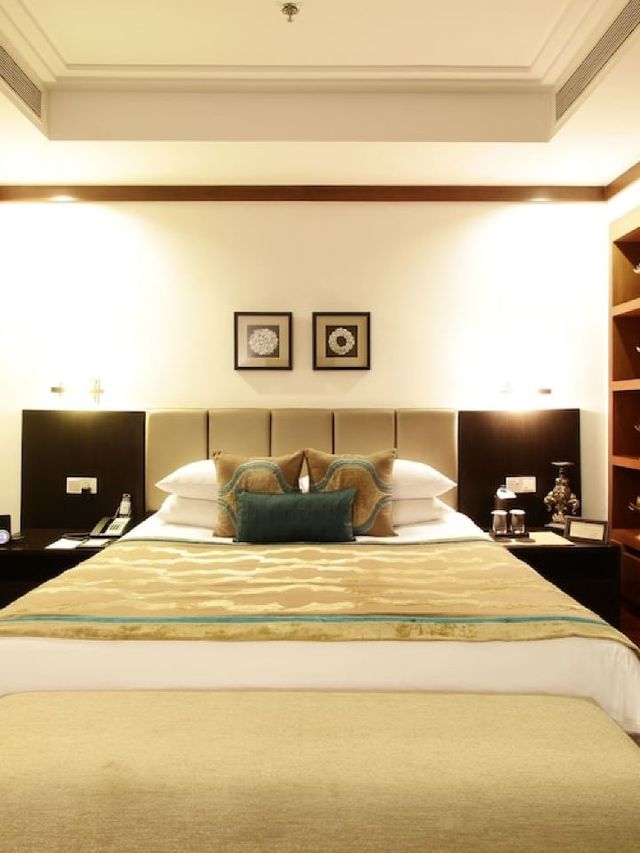 🏨✨ Greater Noida's Top Stay: Jaypee Greens Golf & Spa 🌿