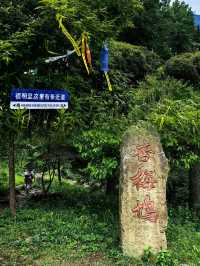 這裡有令人震撼的瀑布，還有那寶石般碧綠的水庫