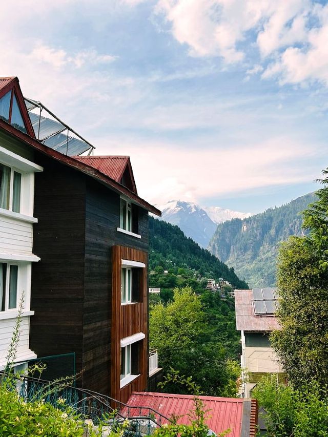 🌄✨ Manali Magic: Top Himalayan Hotel Picks! 🏔️🛌