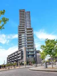 🌟 Melbourne Magic: Docklands Delight with Stunning Views 🌟