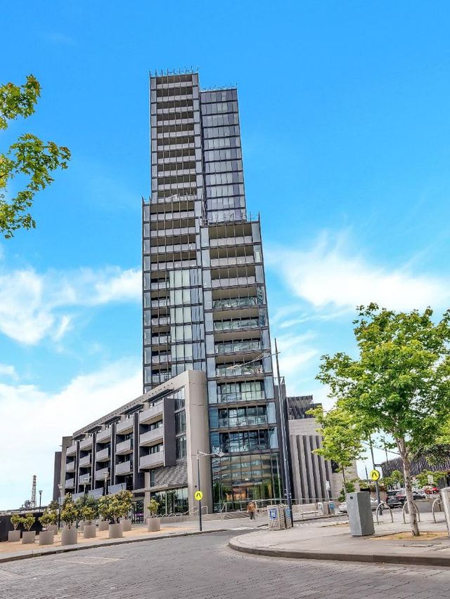 🌟 Melbourne Magic: Docklands Delight with Stunning Views 🌟