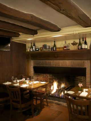 East Hampton's Cozy Charm: Stay & Dine in Style 🍽️🛏️✨