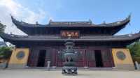 泰州這座平原上的城市，卻有四座帶山的寺廟，南山寺便是其中一座
