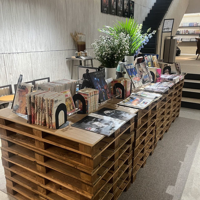 성인들의 놀이터 이태원 한남 북카페 그래픽 📚