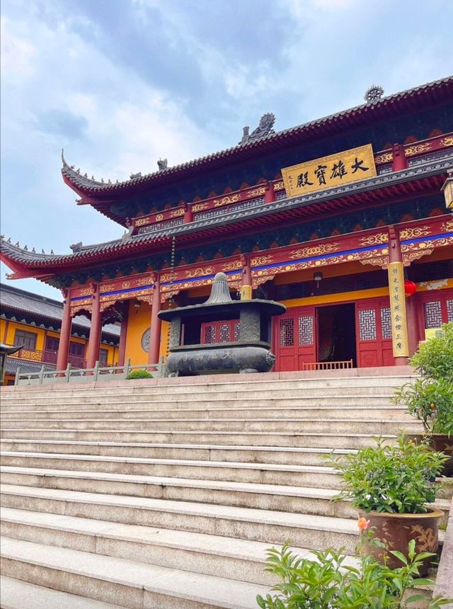 杭州大雄山東麓竹林裡藏着一座講寺，每天都能聽到比丘尼的誦經聲。