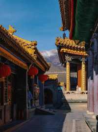 五台山，向西而覲。