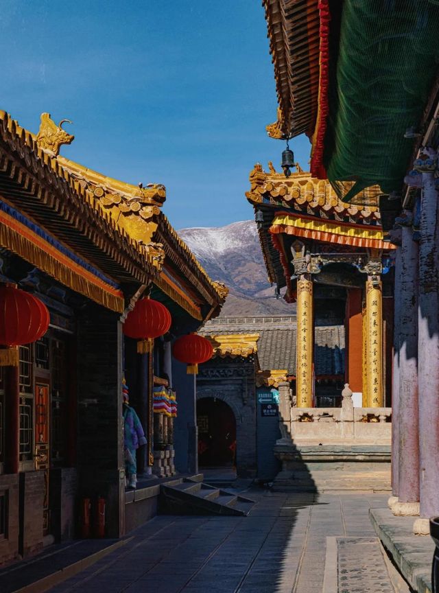 五台山，向西而覲。