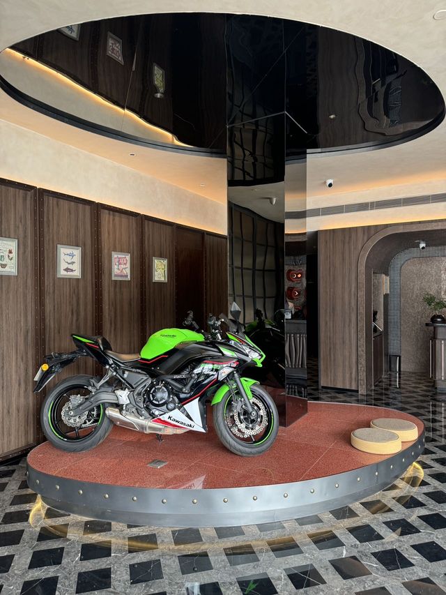 揚帆夜市對面的酒店。