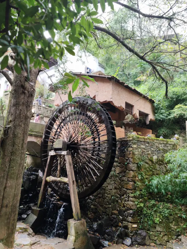 Wuyuan Huangling is a beautiful and unique tourist destination. Here is a travel guide for you.
