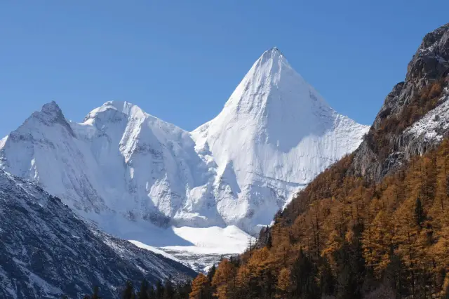 Daocheng Yading, Sichuan | The beauty of snow-capped mountains. 