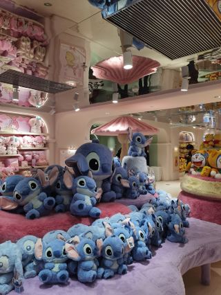 MINISO has opened an amusement park on Nanjing East Road Pedestrian Street!