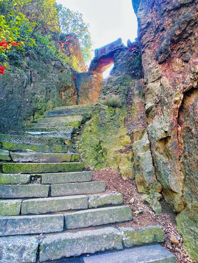 仙華奇峰秀，雲霧繞山幽，仿若仙蹤留