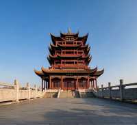 「登黃鶴樓，俯瞰長江的壯麗風光」