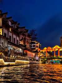 夕陽登畫舫，夜泊歸來已是燈火闌珊。