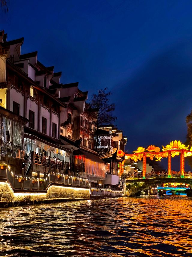 夕陽登畫舫，夜泊歸來已是燈火闌珊。