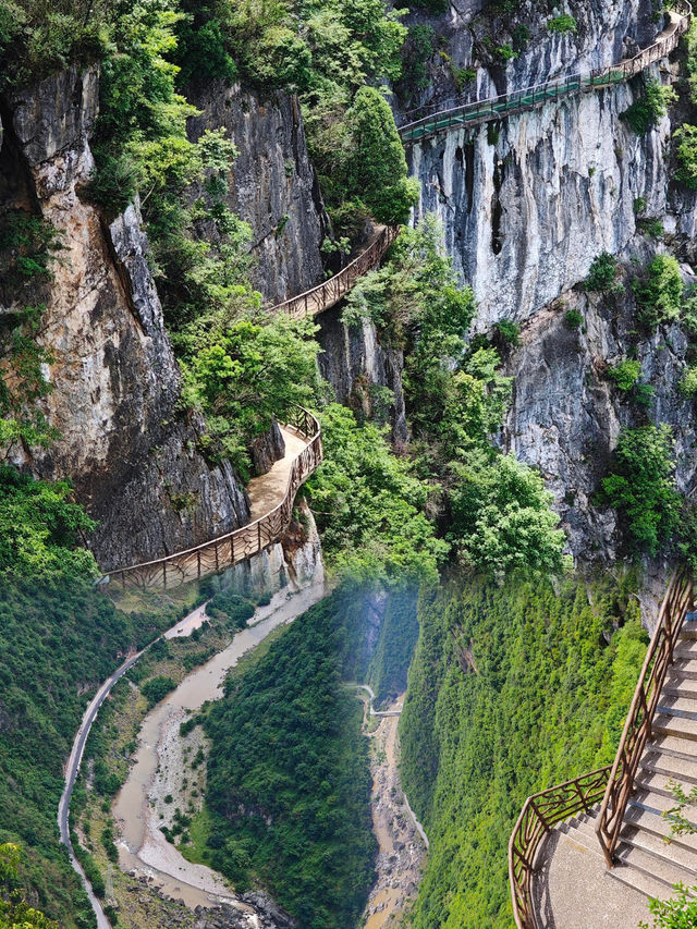 美麗山間棧道，挑戰自我