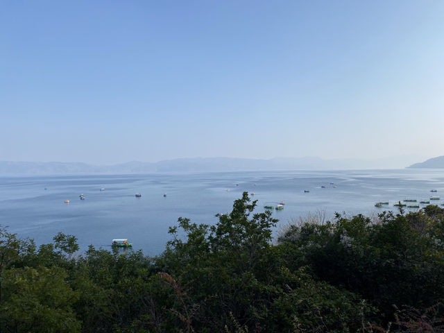 抚仙湖，展開一場湖光山色的浪漫之旅。